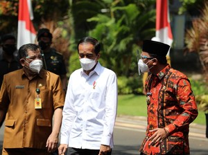 Jokowi Pantau Vaksinasi AstraZeneca di Sidoarjo
