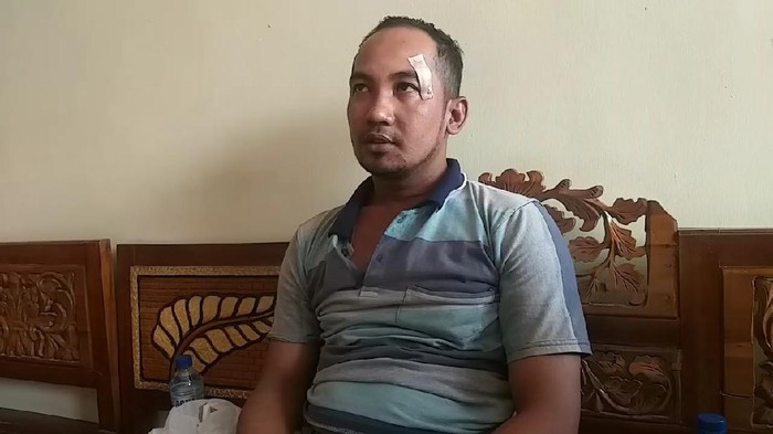 Kades perempuan di Kecamatan Nguling, Kabupaten Pasuruan, RK (38) digerebek suami saat berduaan bersama bawahannya, SL (25). Kades RK dan bawahannya itu bisa dipecat.