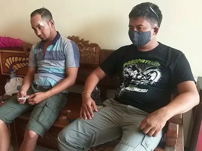 Kades perempuan di Kecamatan Nguling, Kabupaten Pasuruan, RK (38) digerebek suami saat berduaan bersama bawahannya, SL (25). Kades RK dan bawahannya itu bisa dipecat.