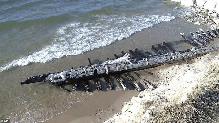Sebuah kapal karam asal tahun 1880 muncul kembali. Hal ini akibat pasang surut air di Danau Michigan, Amerika Serikat.
