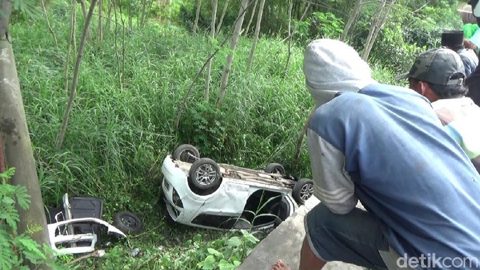 Sebuah mobil terjun dari jembatan Sungai Pancing di Desa Condro, Kecamatan Pasirian. Satu orang tewas dalam kecelakaan tersebut.
