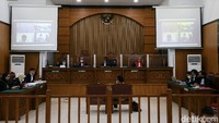 Jumhur hanya hadir secara virtual dari Rutan Bareskrim Polri melalui sambungan Zoom.
