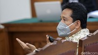 Hariyadi B. Sukamdani memberikan kesaksiannya.