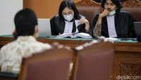 Sebelumnya, Jumhur didakwa dengan sengaja dan tanpa hak menyebarkan berita bohong atau hoaks yang menimbulkan keonaran melalui cuitannya di Twitter soal UU Omnibus Law Cipta Kerja. Diketahui, Jumhur Hidayat didakwa menyebarkan berita bohong terkait omnibus law UU Cipta Kerja. Petinggi Koalisi Aksi Menyelamatkan Indonesia (KAMI) itu didakwa dengan Pasal 14 ayat 1 UU RI Nomor 1 Tahun 1946 tentang Peraturan Hukum Pidana.