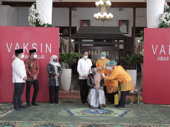 Ketua MUI Jatim KH Hasan Mutawakkil Alallah disuntik AstraZeneca