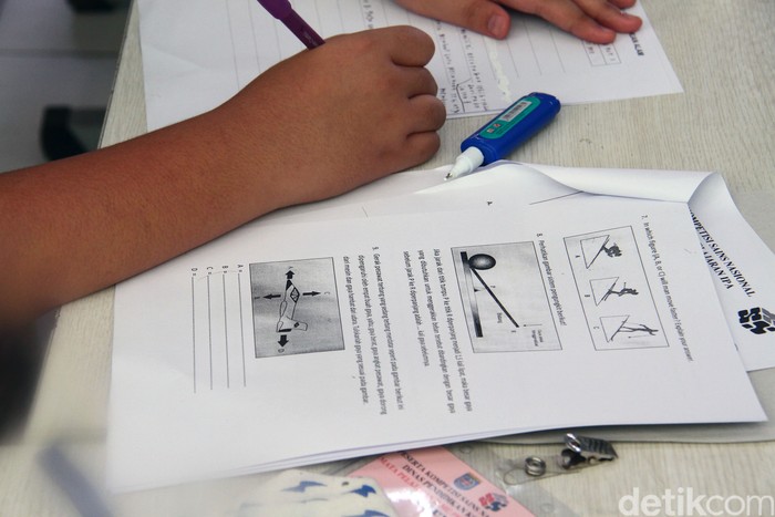 Lokasi sekolah menyediakan fasilitas untuk mencuci tangan bagi para siswa dan siswi karena bagian dari protokol kesehatan sebelum kompetisi dilaksanakan
