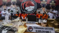 Diketahui, ada 7 orang pelaku yang ditangkap petugas kepolisian. Para pelaku tersebut memproduksi dan mengedarkan narkoba baru yakni jenis tembakau sintetis MDMB-4en-PINACA.