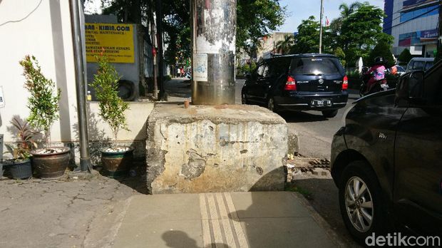 Kondisi cetakan pemandu (guiding block) di jalan protokol Kota Cilegon, Banten, membahayakan tunanetra (M Iqbal/detikcom))