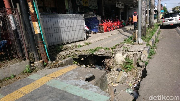 Kondisi cetakan pemandu (guiding block) di jalan protokol Kota Cilegon, Banten, membahayakan tunanetra (M Iqbal/detikcom))