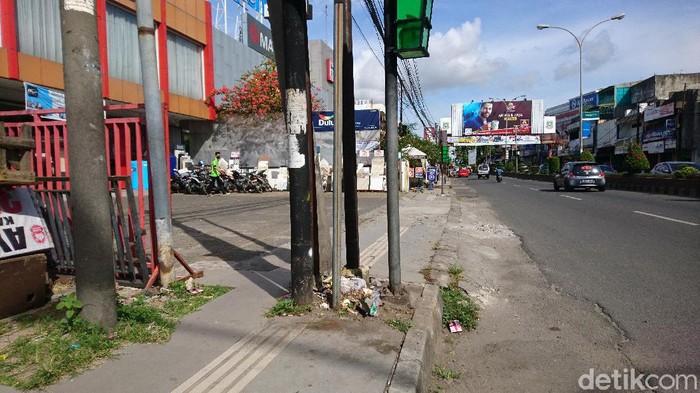 Kondisi cetakan pemandu (guiding block) di jalan protokol Kota Cilegon, Banten, membahayakan tunanetra (M Iqbal/detikcom))