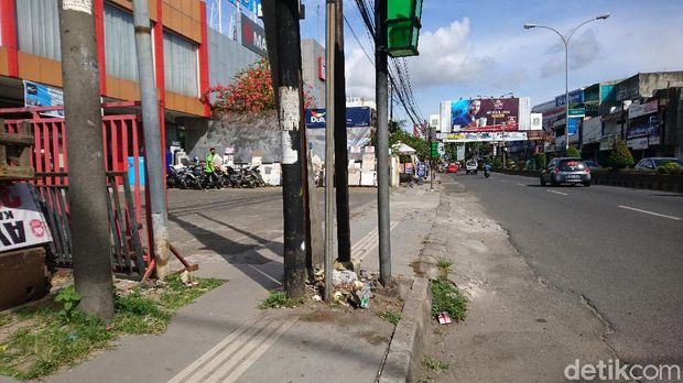 Kondisi cetakan pemandu (guiding block) di jalan protokol Kota Cilegon, Banten, membahayakan tunanetra (M Iqbal/detikcom))