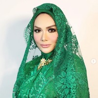 Krisdayanti tampil dengan makeup cetar hasil pulasan dari makeup artist @armanarmano. Pada unggahan Instagram @armanarmano, penampilan KD ini membuat netizen pangling. Foto: Dok. Instagram @krisdayantilemos, @armanarmano