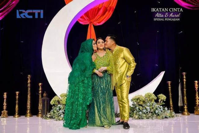 Krisdayanti mengunggah foto dirinya saat berpose bersama putrinya Aurel dan putranya Azriel Hermansyah dengan menuliskan keterangan yang puitis. Oh Bulan Sabit aku titip sepenggal rindu padamu di lengkungmu yang bak perahu, hanya ada kau, bulan dan aku lagi, sembari menanti pertemuan sepenuh hati. Oh rindu Oh bulan sabit yang menggantung rindu, tulisnya. Foto: Dok. Instagram @krisdayantilemos, @armanarmano