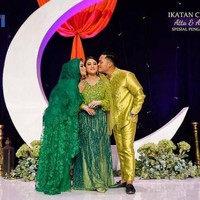 Krisdayanti mengunggah foto dirinya saat berpose bersama putrinya Aurel dan putranya Azriel Hermansyah dengan menuliskan keterangan yang puitis. Oh Bulan Sabit aku titip sepenggal rindu padamu di lengkungmu yang bak perahu, hanya ada kau, bulan dan aku lagi, sembari menanti pertemuan sepenuh hati. Oh rindu Oh bulan sabit yang menggantung rindu, tulisnya. Foto: Dok. Instagram @krisdayantilemos, @armanarmano