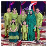 Inilah penampilan Krisdayanti di pengajian Aurel Hermansyah. Pengajian digelar di Hotel Intercontinental Pondok Indah, Jakarta, pada Sabtu (19/3/2021). Krisdayanti tampak tampil serba hijau, mulai dari kebaya, kerudung hingga maskernya. Foto: Dok. Instagram @krisdayantilemos, @armanarmano