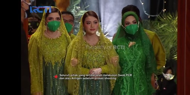Krisdayanti melengkapi penampilannya dengan masker hijau yang senada dengan busananya. Masker yang dipakainya itu datang dari brand asal Jepang, KAZE. Masker tersebut dijual seharga Rp 370 ribuan hingga Rp 544 ribuan. Foto: Dok. Instagram @krisdayantilemos, @armanarmano