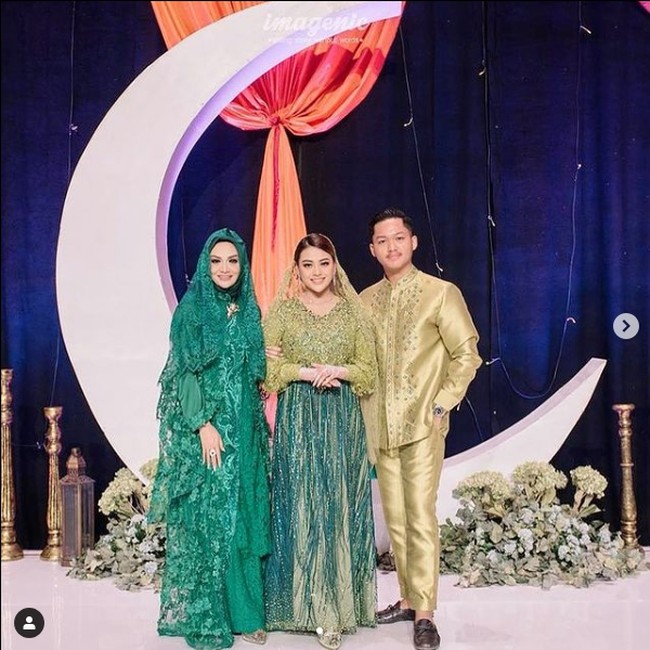 Krisdayanti kembali mengenakan kebaya rancangan Anne Avantie saat menghadiri rangkaian acara jelang pernikahan Aurel. Sebelumnya saat datang ke acara lamaran Aurel dan Atta Halilintar, KD, demikian dia biasa disapa juga memakai kebaya karya desainer kelahiran Semarang itu. Foto: Dok. Instagram @krisdayantilemos, @armanarmano