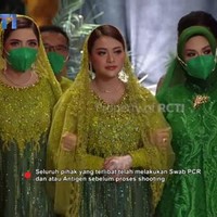 Krisdayanti melengkapi penampilannya dengan masker hijau yang senada dengan busananya. Masker yang dipakainya itu datang dari brand asal Jepang, KAZE. Masker tersebut dijual seharga Rp 370 ribuan hingga Rp 544 ribuan. Foto: Dok. Instagram @krisdayantilemos, @armanarmano