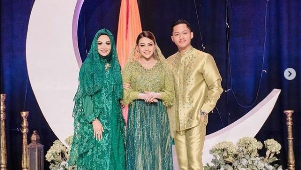 6 Gaya Krisdayanti di Pengajian Aurel Hermansyah, Pakai Masker Mewah