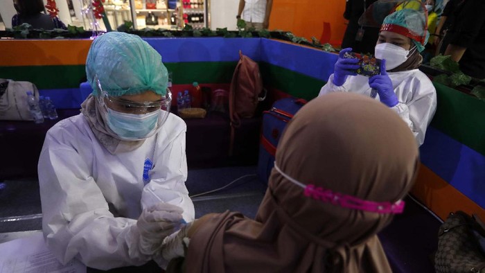 Para Lansia kini mendapat melayanan vaksinasi di mal. Salah satunya hadir di Cibubur Junction, Jakarta Timur.