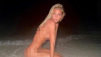 Belakangan, namanya makin viral karena foto-foto liburannya yang tanpa busana. (Instagram)