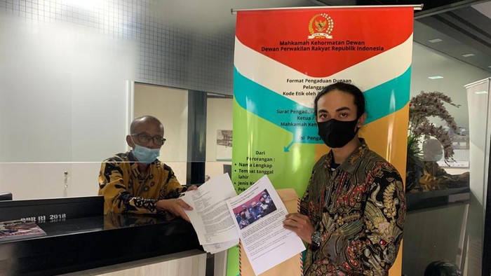 Mahasiswa Pemerhati MIGAS melaporkan anggota DPR F-Geindra ke MKD