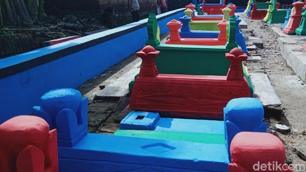 makam dicat warna warni di klaten jelang sadranan, 22/3/2021