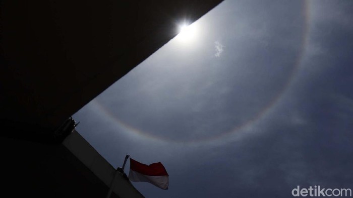 Matahari Halo Hiasi Langit Bandung Fenomena matahari halo terlihat di langit Bandung. Terlihat sisi luar matahari dikelilingi oleh ilusi optis sehingga terlihat menyerupai cincin.
