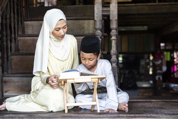 Bacaan surat Al Ikhlas, arti dan keutamaannya. Foto: Getty Images/iStockphoto/Poetra Dimatra