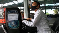 Fasilitas yang ada di bus listrik tidak jauh berbeda dengan bus reguler yang ada, hanya saja bus listrik lebih ramah terhadap lingkungan.