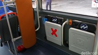 Dilengkapi dengan kursi untuk penyandang disabilitas sebagai bagian dari moda transportasi ramah terhadap disabilitas.