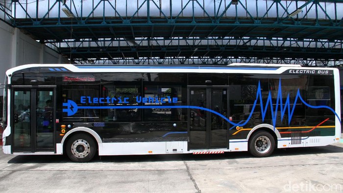Salah satu unit bus listrik terparkir di Depo PT Transportasi Jakarta (Transjakarta), Cawang, Jakarta Timur, Senin (22/3). PT Transjakarta sebagai regulator rencananya akan mengoperasikan sebanyak 30 unit bus listrik pada saat ulang tahun Kota Jakarta bulan Juni mendatang dari target 100 unit yang akan dioperasikan