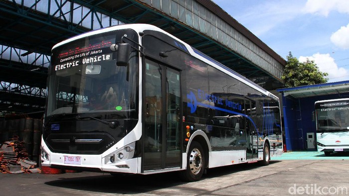 Salah satu unit bus listrik terparkir di Depo PT Transportasi Jakarta (Transjakarta), Cawang, Jakarta Timur, Senin (22/3). PT Transjakarta sebagai regulator rencananya akan mengoperasikan sebanyak 30 unit bus listrik pada saat ulang tahun Kota Jakarta bulan Juni mendatang dari target 100 unit yang akan dioperasikan