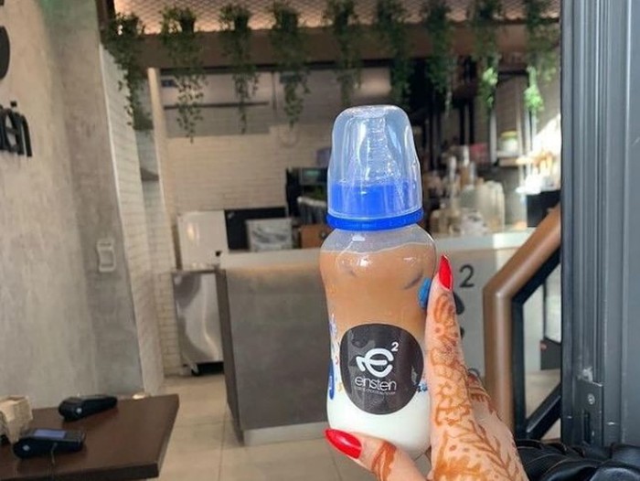 Minum kopi pakai botol bayi Tawarkan Minum Kopi pakai Botol Bayi, Kafe Ini Dikecam