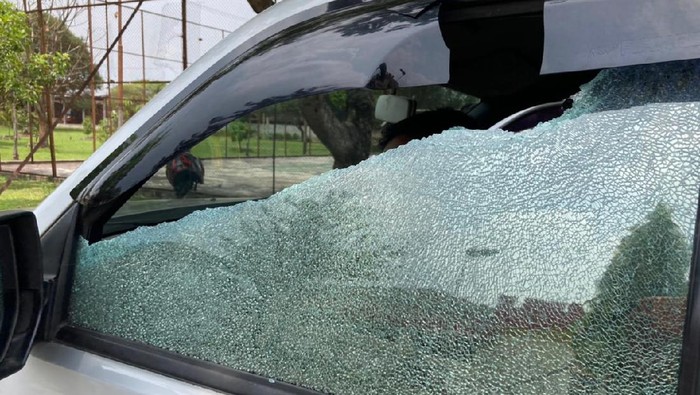 Mobil petugas diduga terkena lemparan batu (dok. Istimewa)