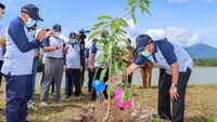 Wakil Menteri Pekerjaan Umum dan Perumahan Rakyat John Wempi Wetipo beserta jajarannya menyaksikan Menteri Koordinator Pembangunan Manusia dan Kebudayaan Muhadjir Effendy melakukan penanaman pohon, saat menandai puncak peringatan Hari Air sedunia dengan tema “Mengelola Air, Menjaga Kehidupan”, di  Bendungan Sindang Heula, Kabupaten Serang, Provinsi Banten, Senin (22/3/2021).