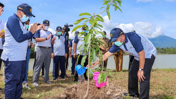 Kementerian PUPR berkomitmen mengkonservasi sumber daya air lewat gerakan penanaman pohon serentak di area infrastruktur seluruh Indonesia guna memperkuat ruang terbuka hijau dan membantu perekonomian masyarakat setempat.