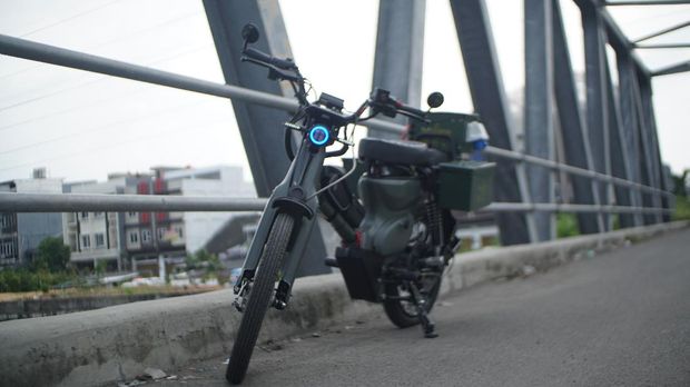 Motor listrik yang dibangun dari rongsokan Honda C70