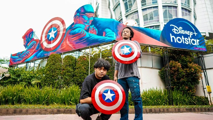 Mural The Falcon and the Winter Soldier di depan Mall FX Sudirman Jakarta Pusat