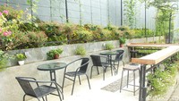 Area outdoor kafe ini tak kalah menarik. Ada bangku dan meja kayu dikelilingi tanaman-tanaman hijau dan illalang yang berbunga mampu memanjakan mata dengan udara Malang yang sejuk. Spot ini juga sangat bagus untuk berfoto. Foto: detikcom/Luthfi Baihaqy