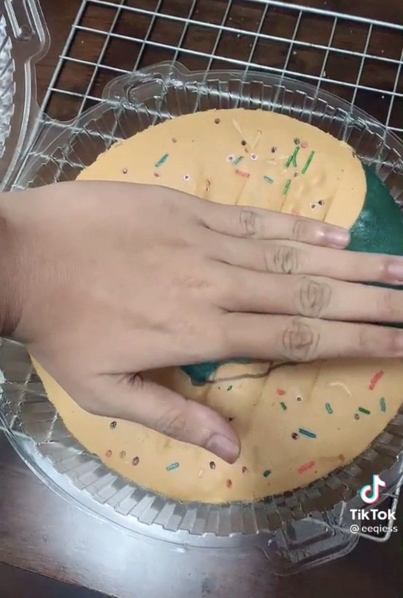 Ngakak! Buat Cake Elsa 'Frozen', Hasilnya Malah Elsa Tersiram Air Keras