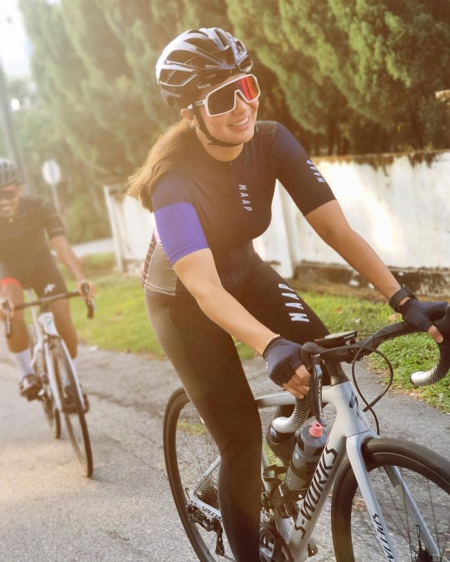 Rajin berolahraga dengan bersepeda, tak heran jika Noor Nabila memiliki postur tubuh yang bagus. Bagaimana menurutmu penampilannya? Foto: dok. Instagram/@noornabila
