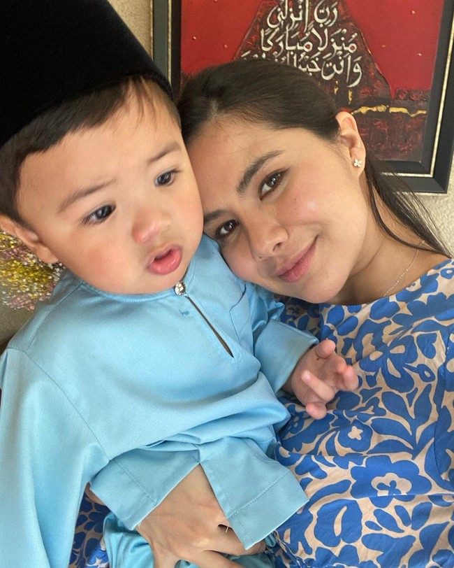 Punya darah campuran Pakistan dan Arab, tak heran jika Noor Nabila punya paras yang menawan. Darah Timur-Tengah itu diturunkan dari ibundanya, Datir Noor Kartini Noor Mohamed. Foto: dok. Instagram/@noornabila