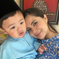 Punya darah campuran Pakistan dan Arab, tak heran jika Noor Nabila punya paras yang menawan. Darah Timur-Tengah itu diturunkan dari ibundanya, Datir Noor Kartini Noor Mohamed. Foto: dok. Instagram/@noornabila