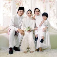 Ini adalah potret saat hari pernikahan Noor Nabila dan Engku Emran. Keluarga ini tampak kompak mengenakan busana serba putih. Foto: dok. Instagram/@noornabila