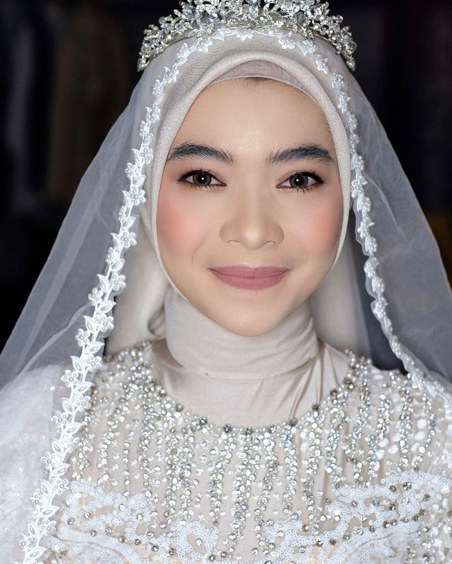 Dikutip dari akun Instagram @shariwedding, Novia meminta khusus riasan tanpa bulu mata dan alis seadanya tetapi tetap flawless untuk sesi prewedding. Makeup prewedding by shari wedding for @luckyhakim9. Makeup by request yaah , tanpa bulumata & alis seadanya tapi tetep flawlesss😍😍, tulisnya. Foto: Dok. Instagram @shariwedding.
