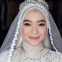 Dikutip dari akun Instagram @shariwedding, Novia meminta khusus riasan tanpa bulu mata dan alis seadanya tetapi tetap flawless untuk sesi prewedding. Makeup prewedding by shari wedding for @luckyhakim9. Makeup by request yaah , tanpa bulumata & alis seadanya tapi tetep flawlesss😍😍, tulisnya. Foto: Dok. Instagram @shariwedding.