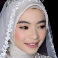 Inilah istri bintang Ikatan Cinta, Ikbal Fauzi Firdaus, Novia. Saat sesi prewedding, Novia menggunakan hijab katun shimmer yang dililit rapi ke belakang dan dilengkapi denggan inner bahan kaus. Hijab ini cocok digunakan di acara formal karena karakter bahannya yang berkilau namun tetap tegak di dahi ketika dipakai. Foto: Dok. Instagram @shariwedding.