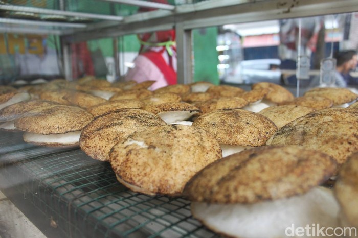 Nyamm! Serabi Kuah Kinca yang Manis Empuk Buatan Bu Eli
