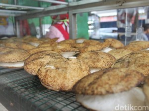 Nyamm! Serabi Kuah Kinca yang Manis Empuk Buatan Bu Eli